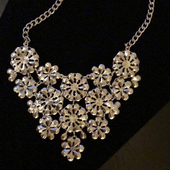 - White daisy party statement necklace, silver - Picture 4 of 8